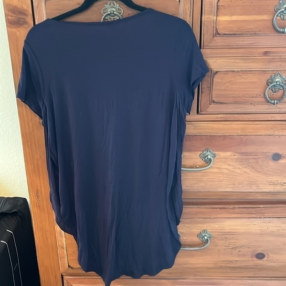 Wanna B Women’s Navy Blue High Low Top Size Large NWOT With Side Slits - Picture 2 of 6